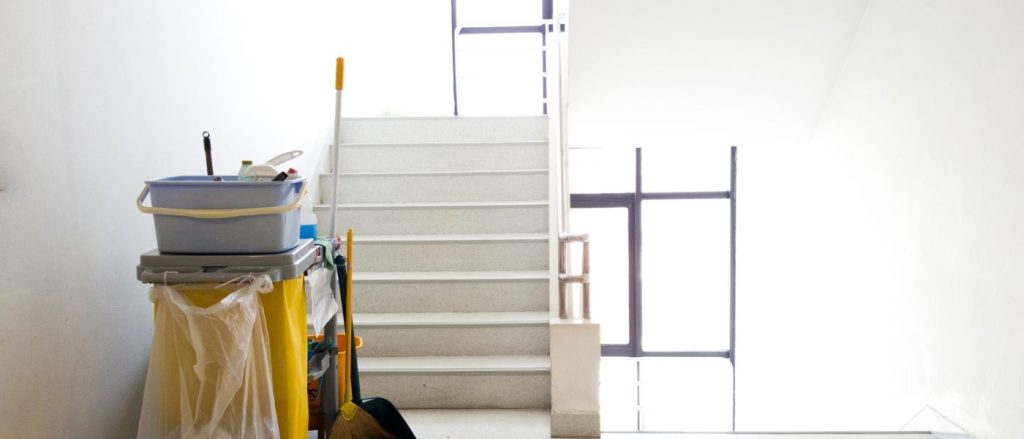 Servicio de limpieza para edificios: Limpieza de palieres, ascensores, escaleras y áreas comunes. Limpieza de vidrios y frentes. Reposición de insumos y productos de limpieza. Retiro de residuos. Pulido y mantenimiento de pisos.